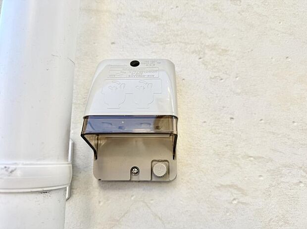 【屋外コンセント】■屋外に電源コンセントがあれば、高圧洗浄機で窓や外壁を掃除するなど便利です。