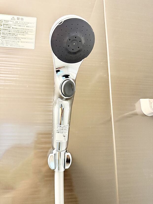 【止水シャワーヘッド】■手元で簡単に止水できるため、水の無駄遣いを減らすことができます。