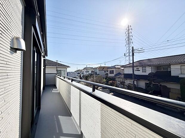 【バルコニー】■ 朝のコーヒーや夜の星空を楽しむ、癒しの場所