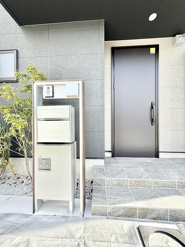 【玄関】■ 心地よい暮らしへとつながる、温かい玄関