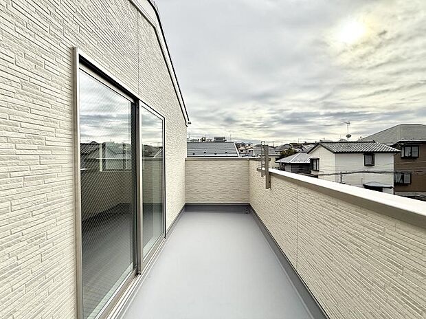 【バルコニー】■ 季節の移ろいを感じられる開放的な空間です