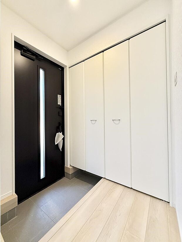 【玄関】■ 毎日を気持ちよく迎える、明るく温もりのある玄関