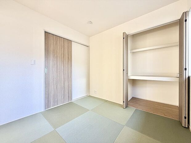 【リビング以外の居室】■落ち着いた色合いのお部屋で穏やかな時間を楽しめます