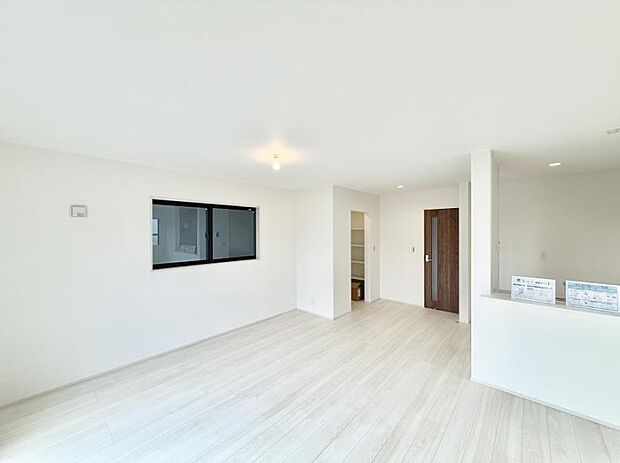 【リビング】■光と風を感じる、リラックスできる空間