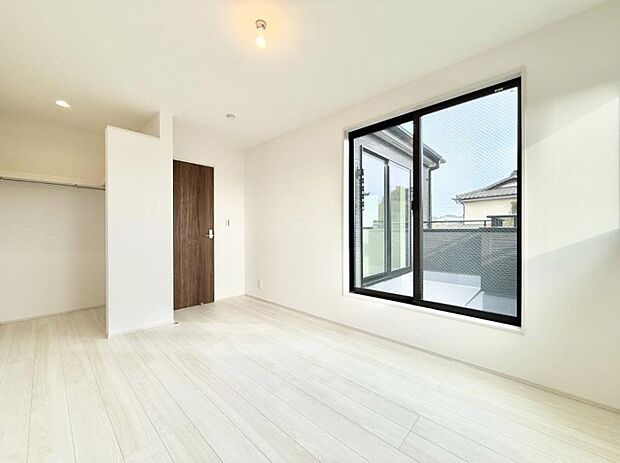 【リビング以外の居室】■落ち着いた色合いのお部屋で穏やかな時間を楽しめます