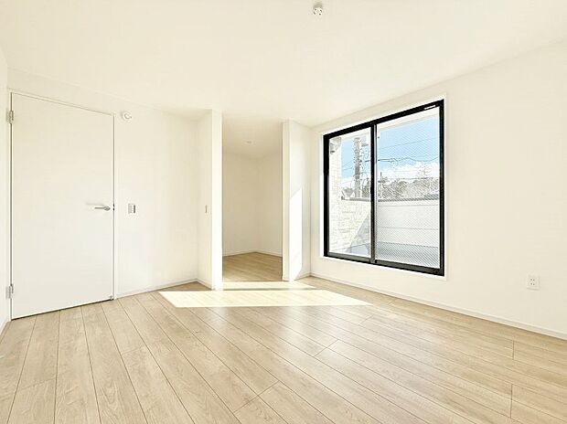 【寝室】■窓の配置や通気性の良い設計で部屋の空気がこもらず、常に新鮮な空気が流れます