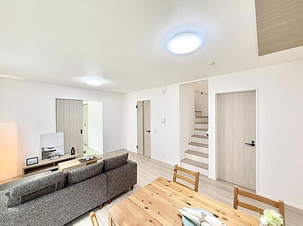 【リビング】■家族の時間を彩る、快適で癒される空間