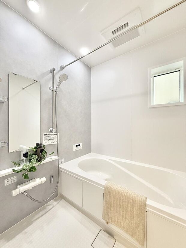 【浴室】■落ち着いた色合いの壁面、ゆっくり寛げるバスルーム