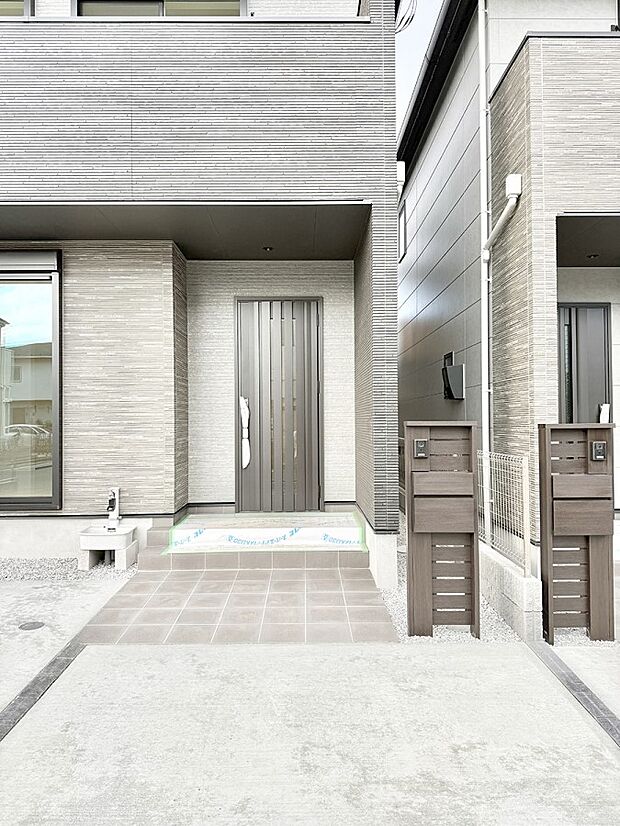 【玄関】■ シンプルで美しく、住まいの第一印象を彩る玄関です