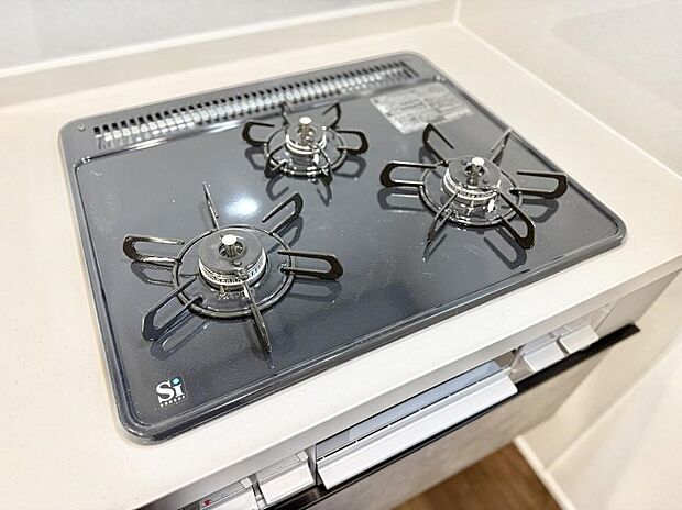 【3口ガスコンロ】■一度に多くの料理ができ便利で効率的