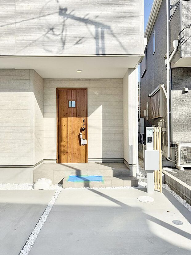 【玄関】■ シンプルで美しく、住まいの第一印象を彩る玄関です