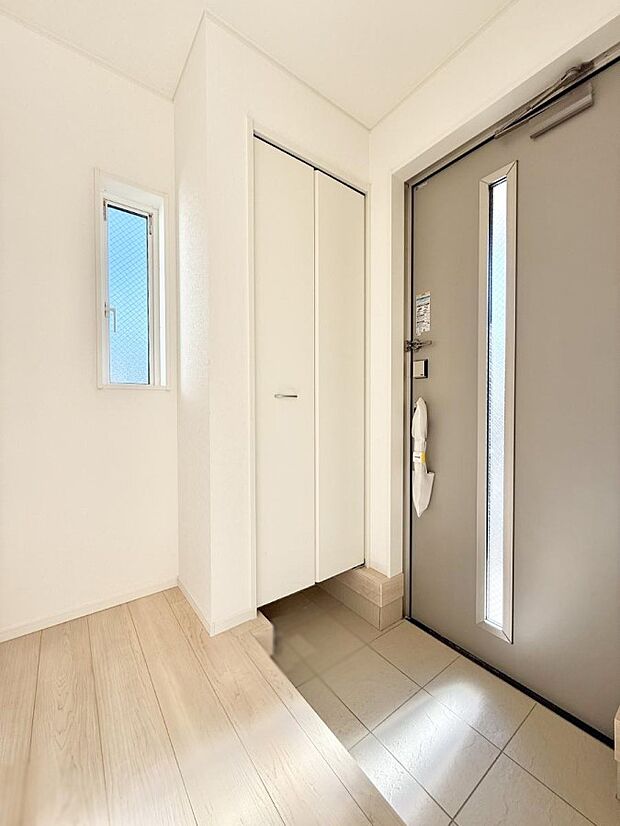 【玄関】■ 家族やゲストをやさしく迎える、心地よい空間