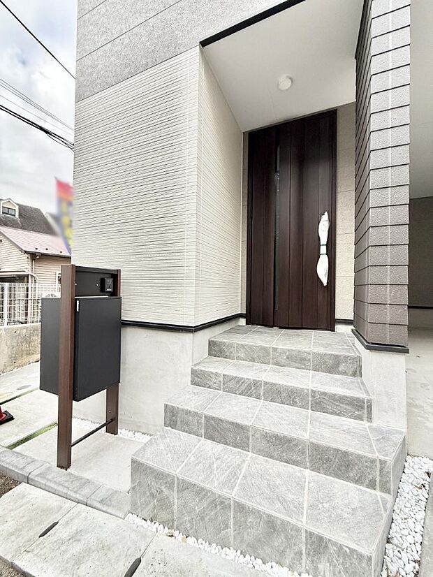 【玄関】■ シンプルで美しく、住まいの第一印象を彩る玄関です