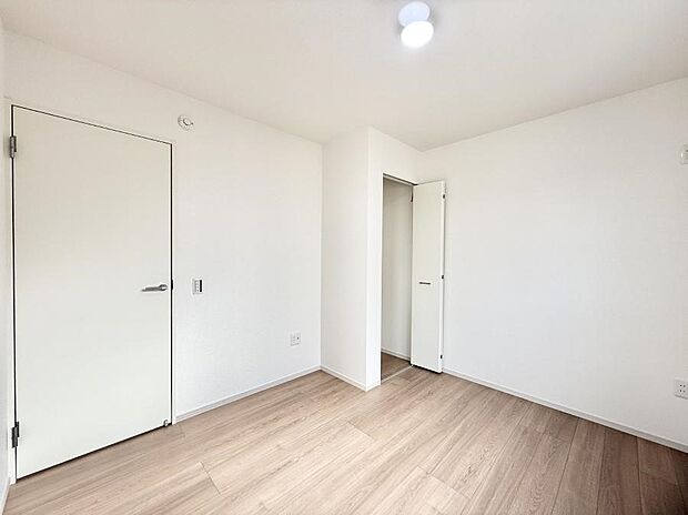 【寝室】■窓の配置や通気性の良い設計で部屋の空気がこもらず、常に新鮮な空気が流れます