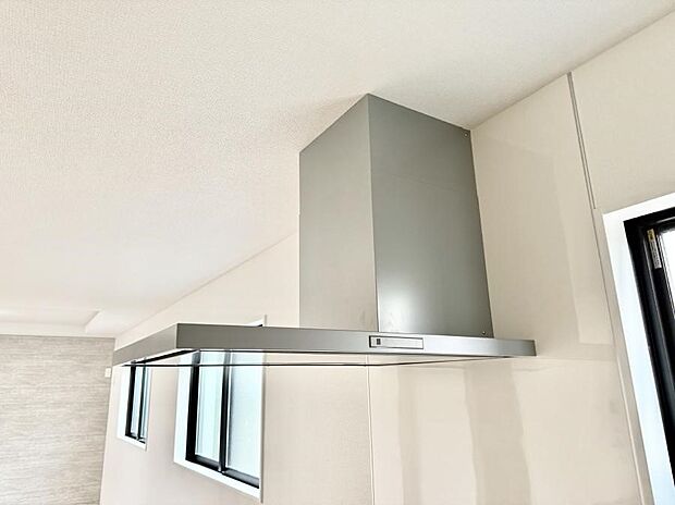 【レンジフード】■調理時の蒸気や匂いが換気扇に誘導され、効率的に排煙ができます。