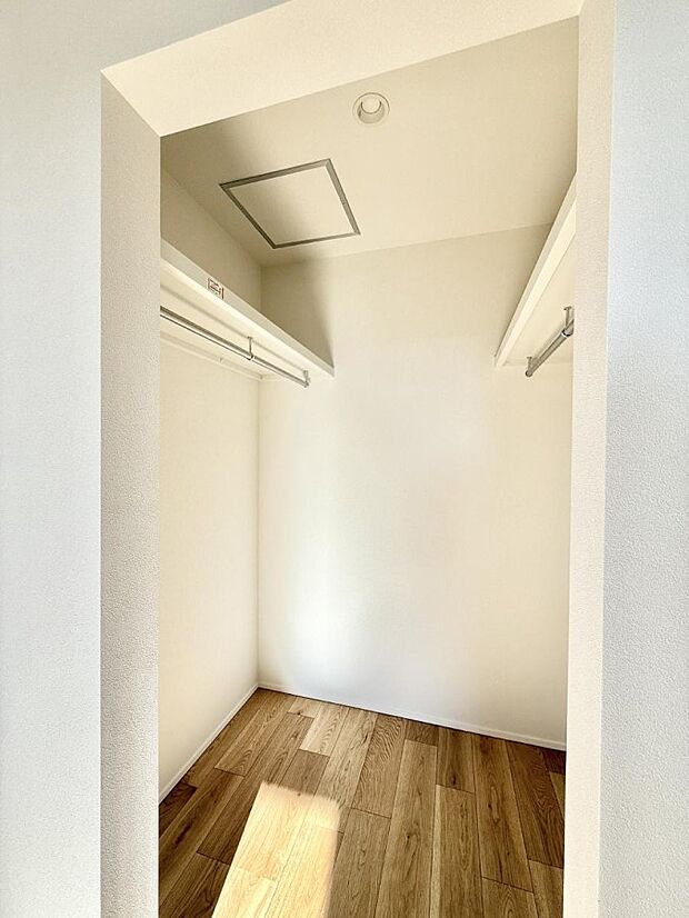 【収納】■季節の洋服も、思い出の小物もすっきり収納できるウォークインクローゼット付  