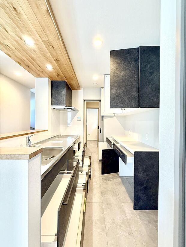 【キッチン】■家族の絆を深める、温もりのあるキッチン