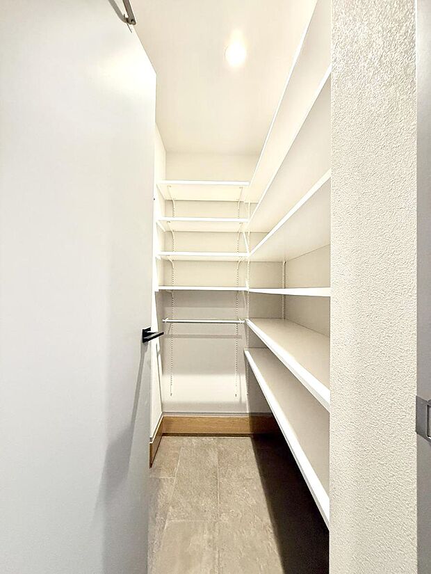 【収納】■シューズインクローゼット付なので、外で使う物をまとめて収納、すっきり玄関に  