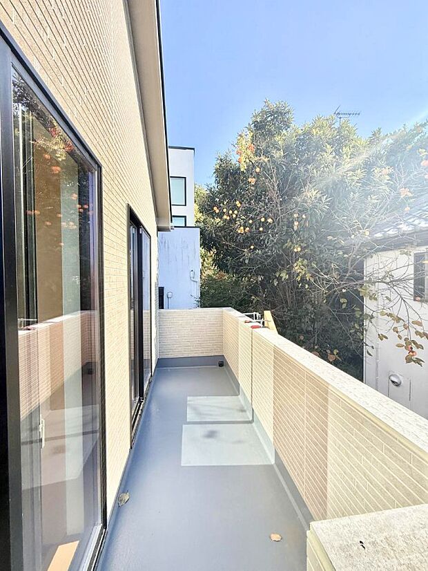 【バルコニー】■ 朝のコーヒーや夜の星空を楽しむ、癒しの場所