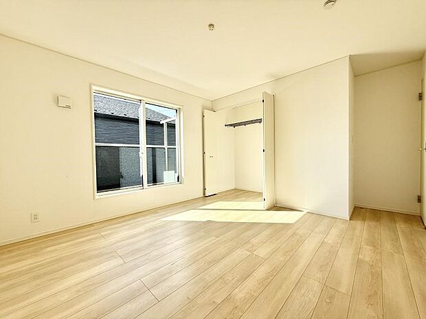 【リビング以外の居室】■落ち着いた色合いのお部屋で穏やかな時間を楽しめます