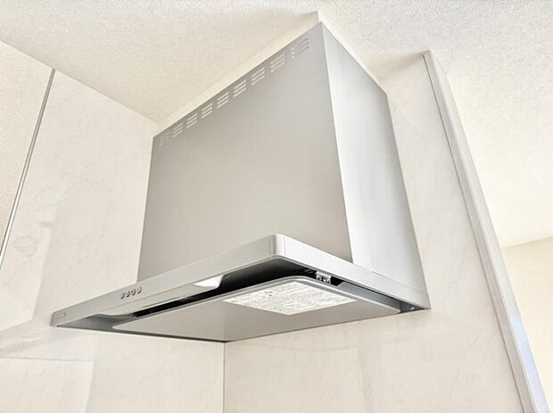 【レンジフード】■調理時の蒸気や匂いが換気扇に誘導され、効率的に排煙ができます。