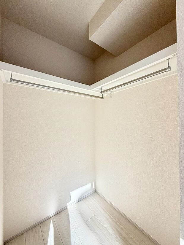 【収納】■季節の洋服も、思い出の小物もすっきり収納できるウォークインクローゼット付  