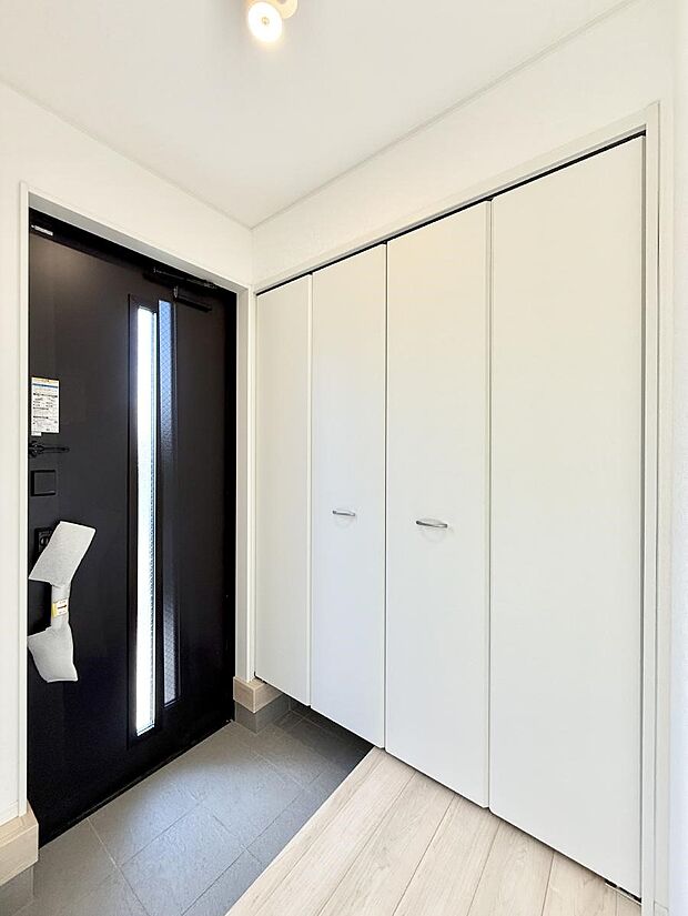 【玄関】■ シンプルで美しく、快適な暮らしの入り口