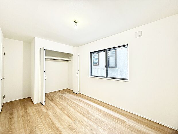 【寝室】■窓の配置や通気性の良い設計で部屋の空気がこもらず、常に新鮮な空気が流れます