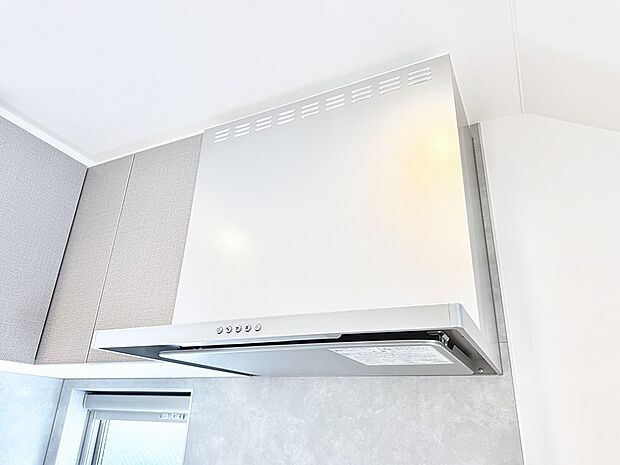 【レンジフード】■調理時の蒸気や匂いが換気扇に誘導され、効率的に排煙ができます。