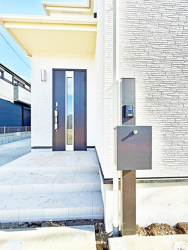 【玄関】■ シンプルで美しく、住まいの第一印象を彩る玄関です