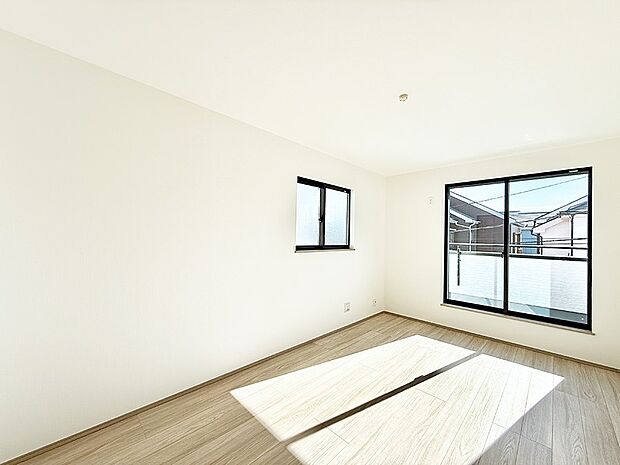 【寝室】■窓の配置や通気性の良い設計で部屋の空気がこもらず、常に新鮮な空気が流れます