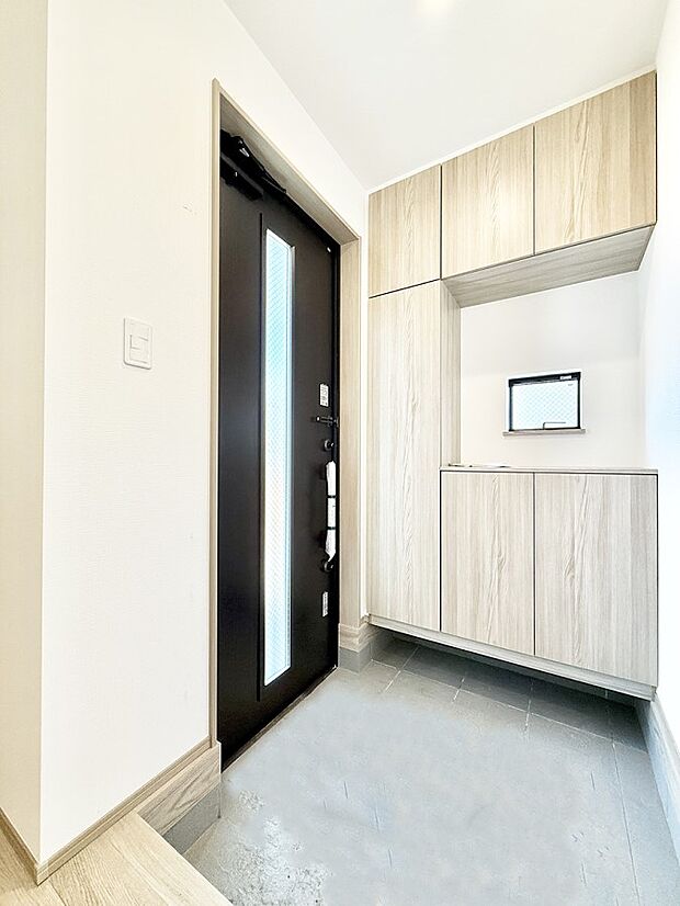 【玄関】■ 家族やゲストをやさしく迎える、心地よい空間