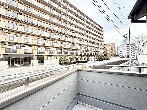 【バルコニー】■ 季節の移ろいを感じられる開放的な空間です