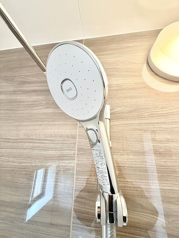 【止水シャワーヘッド】■手元で簡単に止水できるため、水の無駄遣いを減らすことができます。