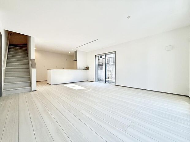 【リビング】■光と風を感じる、リラックスできる空間