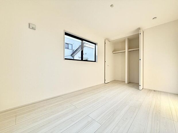 【寝室】■シンプルな空間で、収納付きベッドやデスクなど、多機能な家具を活用しやすいです