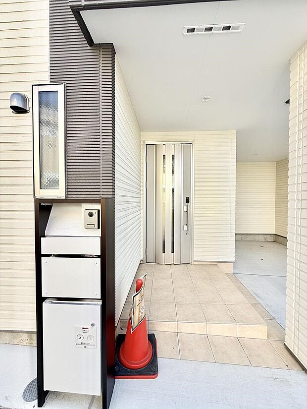 【玄関】■ シンプルで美しく、住まいの第一印象を彩る玄関です