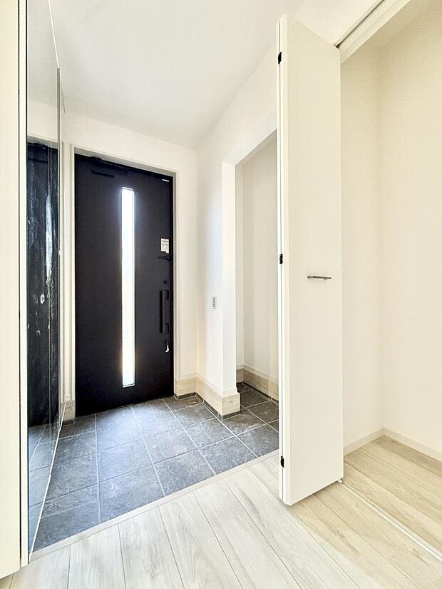 【玄関】■ ここから始まる一日、すっきり整った玄関