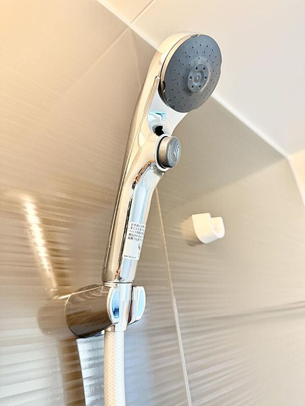 【止水シャワーヘッド】■手元で簡単に止水できるため、水の無駄遣いを減らすことができます。