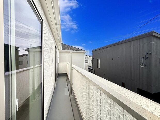 【バルコニー】■ 朝のコーヒーや夜の星空を楽しむ、癒しの場所