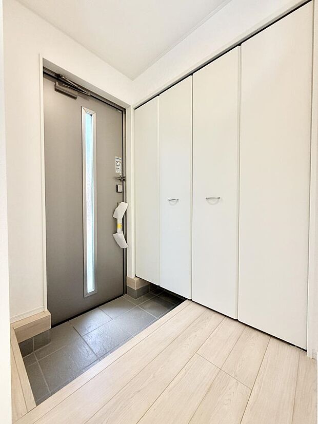 【玄関】■ 家族やゲストをやさしく迎える、心地よい空間