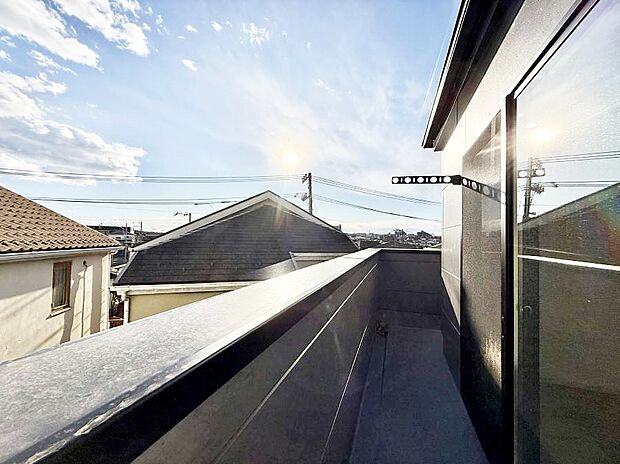 【バルコニー】■ 季節の移ろいを感じられる開放的な空間です