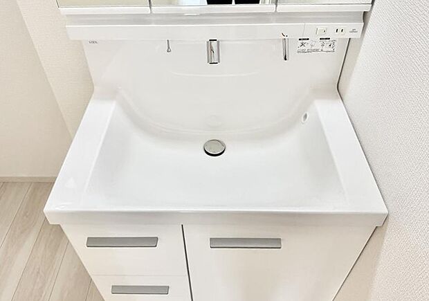 【ハンドシャワー付洗面台】■細かい部分まで洗いやすく便利なハンドシャワー付き