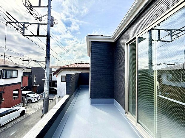 【バルコニー】■ 季節の移ろいを感じられる開放的な空間です