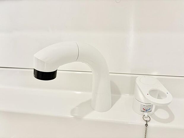 【ハンドシャワー付洗面台】■細かい部分まで洗いやすく便利なハンドシャワー付き