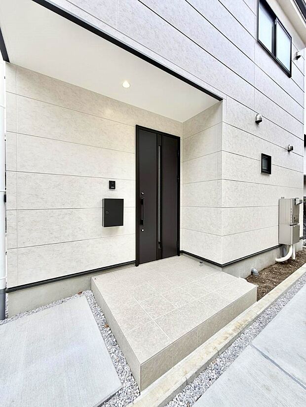 【玄関】■ 家族とゲストをやさしく迎える、心温まる玄関