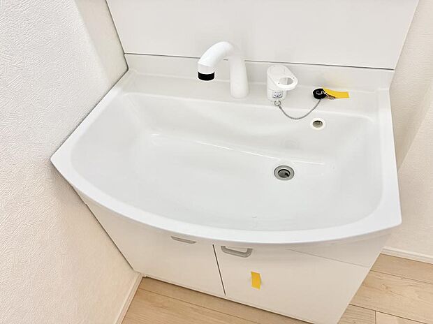 【ハンドシャワー付洗面台】■細かい部分まで洗いやすく便利なハンドシャワー付き