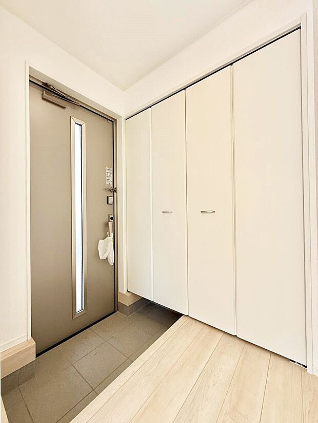 【玄関】■ 家族やゲストをやさしく迎える、心地よい空間