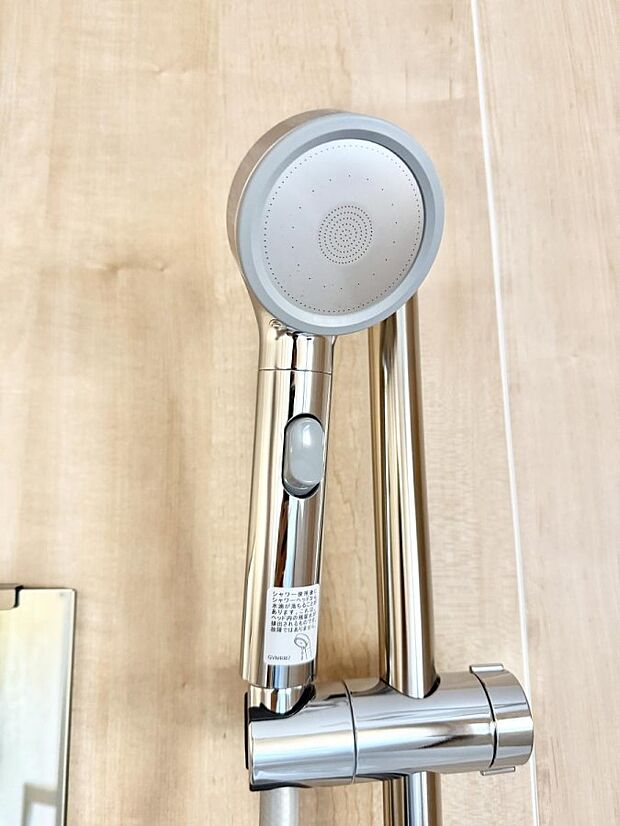 【止水シャワーヘッド】■手元で簡単に止水できるため、水の無駄遣いを減らすことができます。