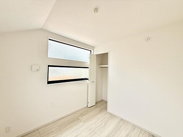 【寝室】■窓の配置や通気性の良い設計で部屋の空気がこもらず、常に新鮮な空気が流れます